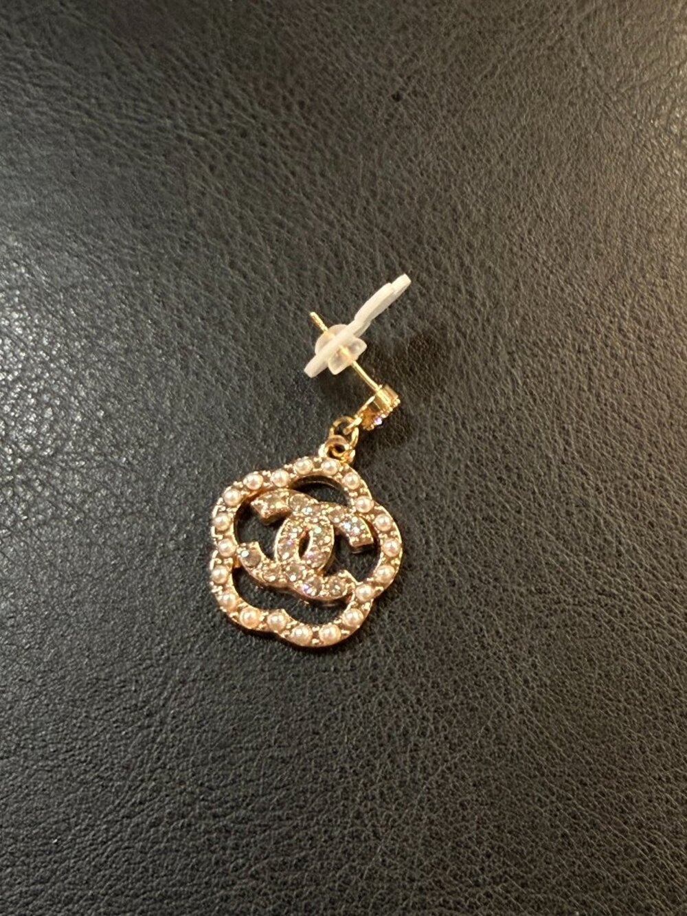 Channel Earring - single - Picture 1 of 6